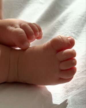 Sofia Arruda Instagram - 4 meses a receber demasiados beijos não pedidos, eu sei filha mas não consigo parar ❤️

#oliamaro