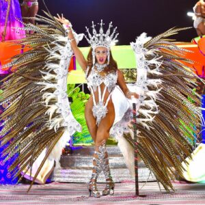 Sofía Camará Instagram - Heme aquí Reina de Comparsa Bella Samba, por la corona del Carnaval mas pasional de la República Argentina SABÉLO 
.
PH: @marianophotographer 
By @carnavaltodalavidaok 
.
Estilismo: @misionimagen 
Belleza: @lr_esteticistaycolorista 
Mirada: @freshtonechile 
Make-Up: @maccosmeticschile 
Sonrisa: @martiabalo 
Estética: @monicaromero_estetica 
Uñas: @brenda_rodriguez_nailstudio 
Bronceado: @hair_lab_byreinahada 
Outfit: @adalgisa_urdinarrain 
Calzado: @florcalzados_01