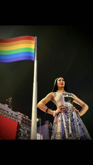 Sofía Camará Instagram - 28 de Junio - Día Internacional de la Visibilidad Gay, hoy a 53 Años del primer hecho que arrojó disputa entre policías y civiles en un Bar Gay de 1969 en Stonewell, Nueva York 
.
Coincido en que hemos avanzado mucho como sociedad gracias a la lucha incansable de personas que ya no están y que luego de ser estigmatizadas y patologizadas pudieron demostrar entre otras cosas que nuestra condición no se elige, se nace con ella, que no es un trastorno mental y que cada uno hace lo que puede con lo que tiene
.
El orgullo de llevar esta realidad es exclusivamente personal y hay tantas formas de manifestarlo como personas habemos en el mundo, desde la identidad, percepción, orientación y expresión de género. Hay muchas cosas que no comparto, no comulgo, ni negocio, como ponerle precio a mi dignidad por ejemplo 
.
Dios me otorgó dones y talentos que son los que me representan y con los cuales viajo por el mundo llevando mi mensaje de amor y arte. Hay mucho por lo cual trabajar y mejorar, comenzando por algunos supuestos logros que no son más que disfraces de oportunismos partidarios y políticos, pero cómo dice el dicho 
.
…”Podré estar completamente en desacuerdo contigo, pero defenderé con mi vida el derecho que tienes a expresarte”… Libertad, Respeto, Amor SABÉLO #MesDelOrgullo #DiaDelOrgulloGay #GayPride
