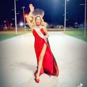 Sofía Camará Instagram - Habia una vez una personita que en su niñez jugaba y soñaba con ser Reina, tomaba prendas del vestidor de su Abuela y mirandose al espejo daba por aprobado cada atuendo, ni hablar de la música que acompañaba cada instante lúdico como una escena cinematografica 
.
El tiempo pasó, y ni la genética, ni la naturaleza pudieron doblegar su destino, esa personita creció y hoy soy yo. Nunca imaginé pensar que en esta edición 2024 estaría celebrando mis Bodas de Plata en el Carnaval, se cumplirán 25 Años de mi primer carnaval, y 10 Años de aquel hito que me convirtió en la Primera Artista de la Diversidad Argentina en ser coronada Reina de un Carnaval en Latinoamérica 
.
Hoy la historia me pone en un nuevo escenario con un gran desafío por conquistar, las cartas ya están echadas y vos sos parte de esto !!! SABÉLO #LaNoviaDelCarnaval #SabéloLovers #LaReina #TeamSabélo #ReinaDeReinas #SabéloMania #fyp #foryou #parati #viral #trending