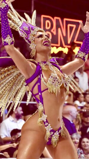 Sofía Camará Instagram - Bienvenidos a la Fiesta Mundial y Popular del Carnaval, El Rey Momo se sorprenderá pues la Diosa Carna lo enamorará SABÉLO 
.
Estilismo: @mitacoaguja 
Estética: @lr_esteticistaycolorista 
Make-Up: @maccosmetics 
Uñas: @aranails7 
Portada: @leodrifotografia