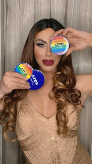 Sofía Camará Instagram - Tu piel es única por eso la cuidamos y la respetamos es por ello que queremos celebrar todo lo que nos hace personas únicas, auténticas y libres respetando y visibilizando nuestras singularidades 
.
Te invitamos a conectar con el orgullo de sentir tu piel con la #NiveaCreme edición limitada y apoyemos a la Fundación @todomejora 
.
@todomejora en colaboración con @nivea_cl creó un manual de apoyo para responsables de infancias y adolescencias diversas, cuyo fin tiene entregar herramientas básicas para abordar respetuosamente el desarrollo de la identidad y orientación dentro de un contexto seguro y amistoso
.
Este obsequio llegó acompañado de un par de vasos de vidrio realizado por la empresa @greenglasschile en lo que es una ardua labor sustentable de reciclado 
.
#OrgulloDeTuPiel SABÉLO