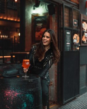 Sofía Morandi Instagram - 🍹Quien me invita un trago?
@aperolargentina 🧡
#aperolspritz 
#togetherwejoy 
#aperolspritzchallenge