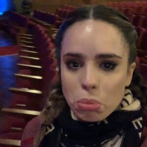 Sofía Morandi Instagram - 🎭 | Bueno recién fue la ante última función. Última en irme del teatro, quería quedarme a bajar todo y tomarme un ratito para dimensionar lo que estoy viviendo. También quería subir un videito lindo de buena calidad pero me pintó esta... pues #emocionada 😁
Mis viejos siempre me dijeron “Cuidado con lo que soñás, porque se puede hacer realidad.” Sé que suena cliché, pero con el tiempo entendí que me decían cuidado, porque cuando un sueño se hace realidad vivís todas las cosas lindas, pero también las “feas”, cuando uno sueña también tiene que saber que no todo va a ser fácil ni color de rosas, pero que después de mucho mucho laburo, esfuerzo, amor por lo que uno hace... siempre termina valiendo la pena. 
Hoy a las 18hs nos despedimos con el Teatro Coliseo LLENO! Más de 25.000 espectadores! No lo puedo creer. 
Estoy siendo muy feliz, y se vienen cosas hermosas también que ya les voy a contar! 
Gracias por alegrarse por mi, hay gente de acá que me sigue hace 4 años! Es una bocha. Gracias de corazón. 
Gracias ma, gracias pa, gracias zuceca, gracias Abe, y a toda mi familia y amigos que me bancan en esta desde que soy peque 😁 LOS AMO❤️ Gracias @vanepellizzeri por ser mi mano derecha ❤️🔥@candelagauna  te amo amiga ❤️
Y Gracias Billy Bond por esta oportunidad, por haber confiado! 
Gracias @magodeoz_arg por dejarnos vivir esta magia! Feliz ❤️
Y VIVA A EL TEATRO CARAJO MIERDA 🎭 por más producciones así en Argentina 🇦🇷 ☺️❤️