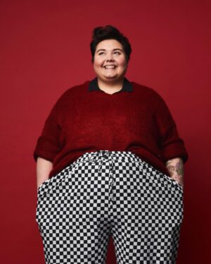 Sofie Hagen Instagram - I just changed my profile picture, so thought I’d show you the FULL IMAGE. It’s essentially ART. Photographed by @mrmattcrockett, hair and makeup’ed by @sharimakeup and styled by @whatlydiamade 👍🏻

The trousers are @wraynyc and I have had the jumper forever - no idea where it’s from.
