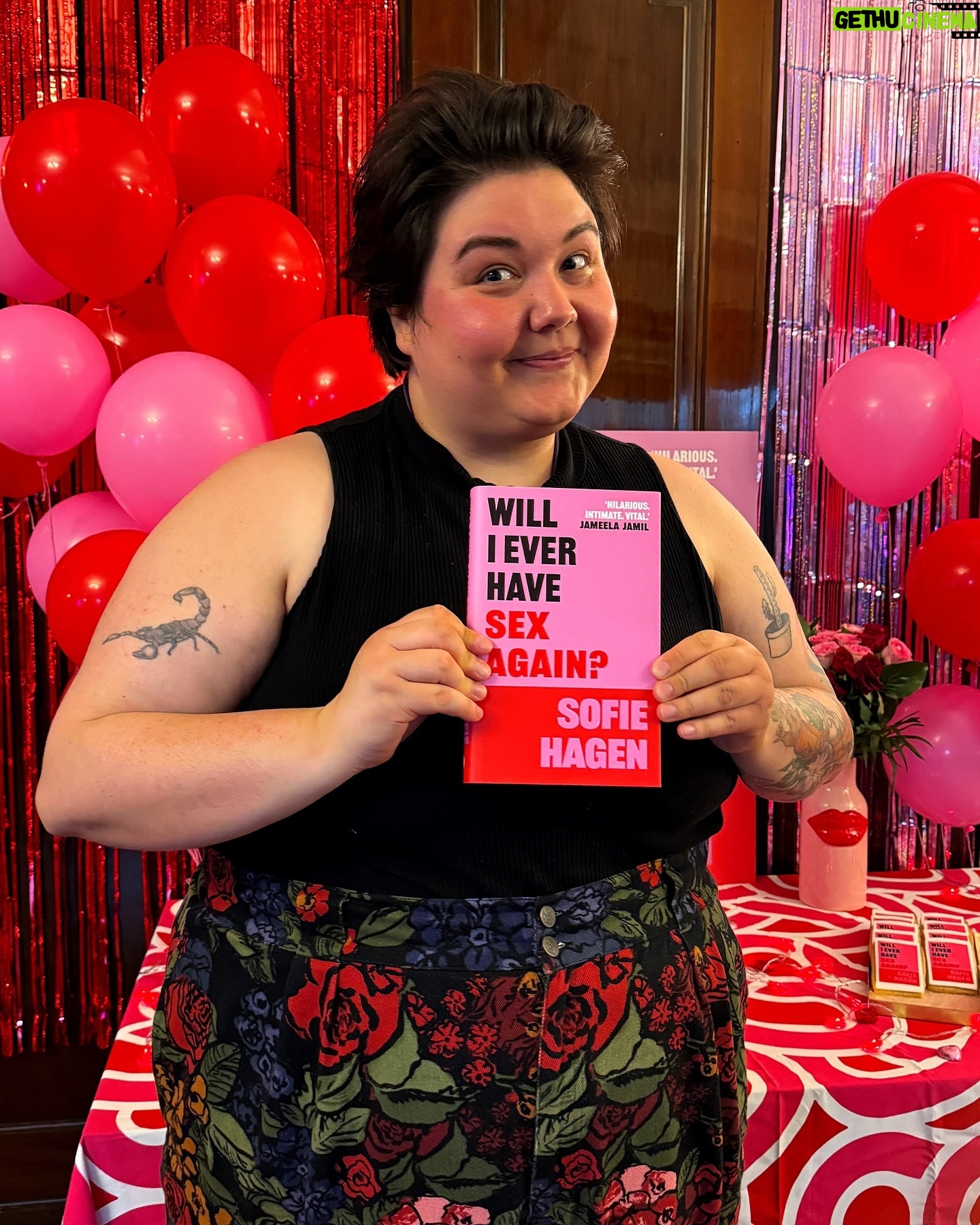 Sofie Hagen - 4.2K Likes - HAPPY MY-BOOK-IS-OUT DAY!