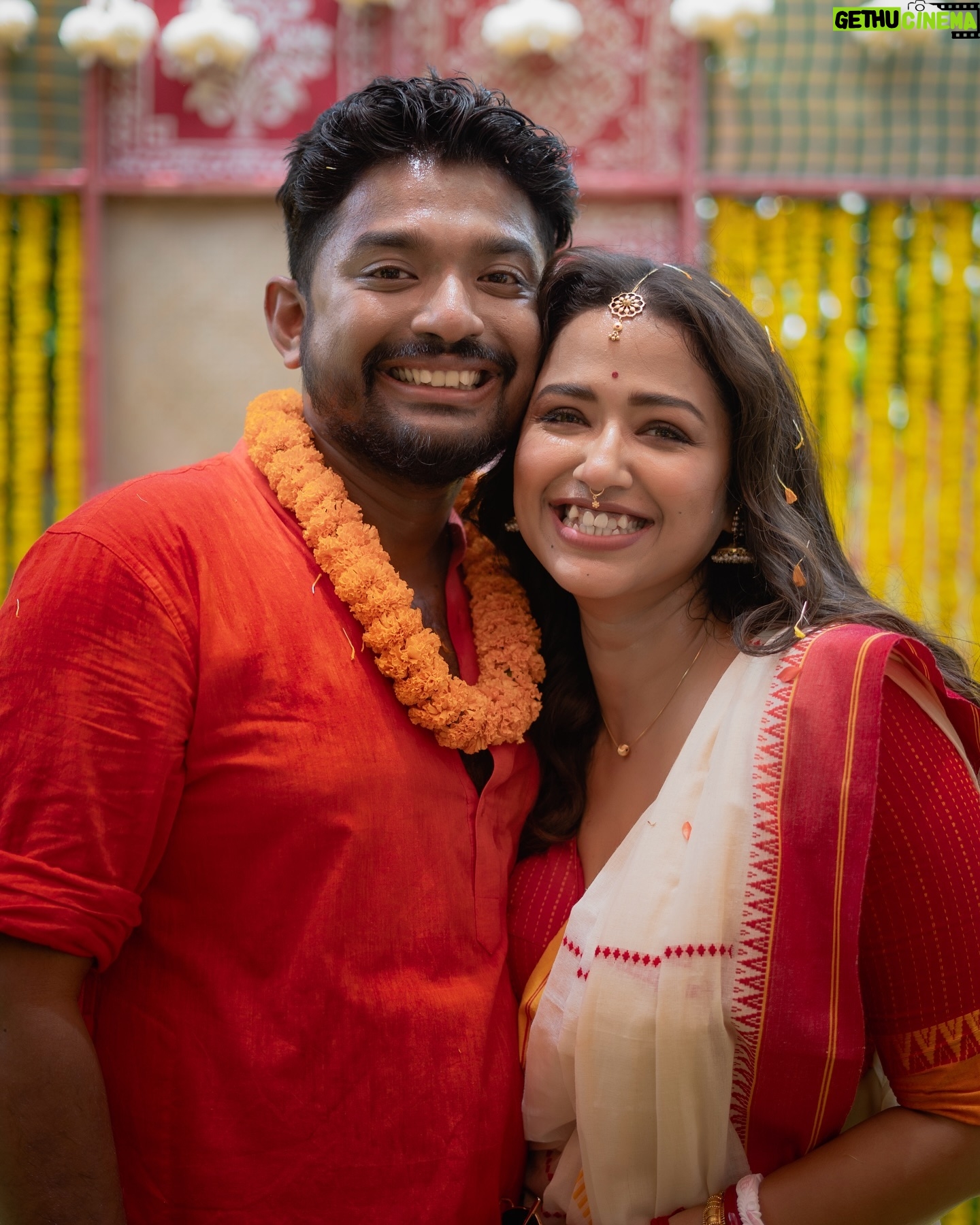 Sohini Sarkar - 66.8K Likes - ❤️ -@shovan_ganguly & @sohinisarkar01
contact - 7865077955 & @ami_baundule
.
.
Shoot for - @paanchphoroner_golpo
.
.
#kolkata #weddingdress #weddingday #weddingphotography #weddingportrait