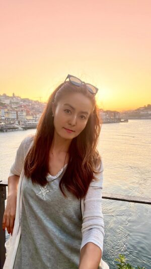 Sohn Mi-na Instagram - 포르투 Porto 에 간다면 한번쯤 이런 하루를 보내보면 어떨까?

리베리아, La Riberia 그러니까 포르투를 가로질러 대서양 바다로 이어지는 도루 Douro 강변에 위치한 지역을 길을 잃어도 좋다는 생각으로 천천히 산책하고, 👟

해질녘 황금빛이 얹어진 강물과 세월을 머금어 더욱 낭만적인 건물들, 거리의 예술가들을 구경하고, 🎨

루이스 다리를 건너 남쪽으로 이동해 썬셋을 감상하고, ☀️

포르투갈 대표음식인 Seafood Rice 씨푸드 라이스와 포트와인 한잔을 맛보고 🍷

야경을 감상하며 하루를 마무리~ ♥️

P.S. 시간이 갈수록 서서히 매력을 알게 되는 도시 포르투. 떠날 때가 되니 비로소 뭔가 알 것 같아 아쉽기도 했지만, 모든 여행은 그 여행만의 매력이 있고, 모든 여행자는 그 여행지에 있어야 했던 숙명 같은 것이 있을 것이기에… 욕심내지 않고 천천히 조금씩만 보려고 했답니다. 

해산물 라이스 넘 맛있었던 이 식당은 Meia-Nau Porto
Tv. de Cedofeita 48, 4050-183 Porto



#포르투 #포르투갈 #유럽여행 #리베이라 #도루강 #썬셋 #씨푸드라이스 #나홀로여행