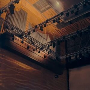 Sohn Mi-na Instagram - 무계획 포르투 여행에서 가장 좋았던 기억 중 하나. Casa da Música에서 공연을 봤던 날

마침 열리고 있는 포르투 음악축제의 일환으로 요스바니 테리 아프로 쿠반 재즈 콰르텟의 연주를 함께 할 기회가 있었는데, 공연도 좋았지만 포르투갈 혹은 포르투의 나름 문화생활 쫌 한다는 언니 오빠들이 공연장에 가서 행아웃 하는 부위기도 훔쳐 보고… 

프리츠커 상을 받은 네덜란드 출신 건축가 렘 콜하스의 작품이기도 한 근사한 건축물을 날 밝은 시간에 보고 들어간 후, (공연 본 다음 나와서) 야경 속에 다시 보는 즐거움도 느낄 수 있던 점에 큰 점수를 주고 싶다. 

뭘 하든 격렬하지 않고 잔잔한데… 문득 돌아보면 스며들고 있는 매력, 그게 포르투인 듯

#포르투 #포르투갈 #유럽여행 #casadamusica #porto #visitportugal
