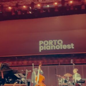 Sohn Mi-na Instagram - 무계획 포르투 여행에서 가장 좋았던 기억 중 하나. Casa da Música에서 공연을 봤던 날

마침 열리고 있는 포르투 음악축제의 일환으로 요스바니 테리 아프로 쿠반 재즈 콰르텟의 연주를 함께 할 기회가 있었는데, 공연도 좋았지만 포르투갈 혹은 포르투의 나름 문화생활 쫌 한다는 언니 오빠들이 공연장에 가서 행아웃 하는 부위기도 훔쳐 보고… 

프리츠커 상을 받은 네덜란드 출신 건축가 렘 콜하스의 작품이기도 한 근사한 건축물을 날 밝은 시간에 보고 들어간 후, (공연 본 다음 나와서) 야경 속에 다시 보는 즐거움도 느낄 수 있던 점에 큰 점수를 주고 싶다. 

뭘 하든 격렬하지 않고 잔잔한데… 문득 돌아보면 스며들고 있는 매력, 그게 포르투인 듯

#포르투 #포르투갈 #유럽여행 #casadamusica #porto #visitportugal