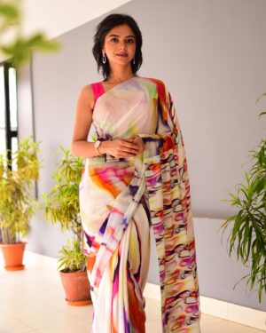 Solanki Roy Instagram - Colors 🤍✨
.
.
Outfit - @indiloom_studio 
MUA - @divyanshi_makeup 
🔗 @socialyard_digital 
.
#work #mood #saree #ethnic #love #flow #colors #flaunt
