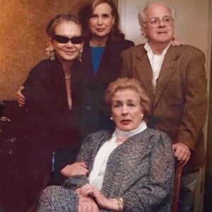 Soledad Silveyra Instagram - ¿No me digan que la China no parece una reina?

Junto a mi adorada Zorrilla, Mónica Ottino y Oscar Barney Finn cuando hacíamos la gira de “Eva y Victoria”. Gracias @oscarbarneyfinn por este recuerdo❤️