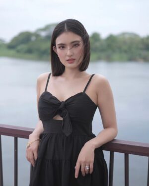 Somaline Ang Instagram - Eyeliner on point 🖤 @shaunleelee 
Walking around the lake, i will forever be a nature girl..