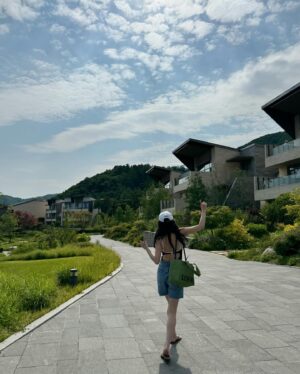 Son Yeon-jae Instagram - 아기랑 첫 여행🐝🤍
