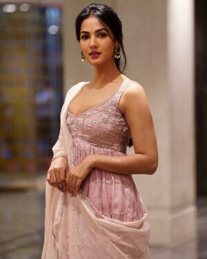 Sonal Chauhan Instagram - Last one is my fav …. Which is yours ? 
.
.
.
.
.
.
.
.
.
.
.
.
.
.
Wearing @ease_kv 
Hair by @arifayadav_make_you_gorgeous 
📸 @chiliverishiva 
#sonalchauhan Sonalchauhan