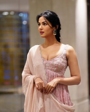 Sonal Chauhan Instagram - Last one is my fav …. Which is yours ? 
.
.
.
.
.
.
.
.
.
.
.
.
.
.
Wearing @ease_kv 
Hair by @arifayadav_make_you_gorgeous 
📸 @chiliverishiva 
#sonalchauhan Sonalchauhan