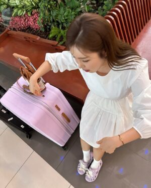 Song Ga-in Instagram - 떠나요 ~☺️✈️🌴 #제주도 🩵