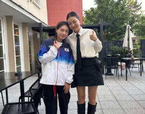Song Hae-na Instagram - 파리에서의 일정을 마무리하고 잘 돌아왔습니다.
제 인생에서 정말 값진 경험을 하고 많이 배운 시간이었습니다.
정말 사랑하는 현이언니, 현장에서 도와주신 많은 스텝분들, 모든선수분들
너무너무 고생하셨고 덕분에 감사했습니다♡
2024파리올림픽 이현이,송해나,KBS 와 함께 해주셔서 감사합니다🇰🇷🇨🇵