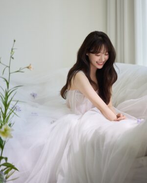 Song Ji-eun Instagram - 제 인생에 가장 큰 확신이였던 오빠와의 동행. 
그 출발선을 향해 한걸음 한걸음 내딛는 과정 속에서도 사랑은 많은 것을 치유하고 온전하게 했습니다🤍이제는 저희가 받은 사랑을 전하고 흘려 보내는 작은 교회가 되어보려 합니다. 그 첫걸음에 따뜻한 축하를 더해주세요🙏🏻

우리가 알거니와 하나님을 사랑하는 자 곧 그의 뜻대로 부르심을 입은 자들에게는 모든 것이 합력하여 선을 이루느니라 
로마서 8장 28절

Special thanks to 

•Studio @ateso_official
•Dress @bridalonu_official
•Hair&Makeup @jungnam_wedding
•Makeup @noah3.1 
•Hair @__yellowhajeong
•Film @odayo_official
•Suit @aplomb_official
•Flower @mayiflower_
•Planner @joohee.ple
•Ring @vanzoe_official