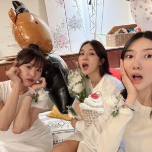 Song Ji-eun Instagram - 사랑하고 축복하는 유민아 결혼 축하해🤍🤍🤍 진한 행복으로가득 채워지길🙏🏻