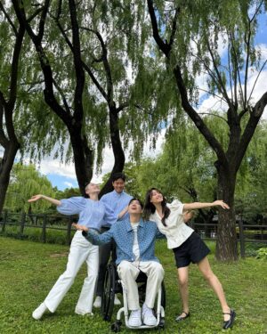 Song Ji-eun Instagram - 우리 모두에게 긍정을! 우자까🔥❤️
한 사람으로부터 시작되는 긍정의 영향이 얼마나 많은 곳으로 전달 되는지 목격하게 되는 요즘입니다🫶🏻 은빈언니 옆에 있으면 저까지 꺄르르 하게 되는 것 같아요🫢