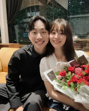Song Ji-eun Instagram - .
예상치 못한 프로포즈에 당황해서 
“뭐야“무새가 되었지만 내 대답은 당연히 Yes🥹❤️
언제나 나의 눈물 버튼인 오빠의 손편지도, 정성스럽게 준비한 이 시간도, 특별히 늘 함께 기도할 수 있음에 감사합니다🙏🏻
이제 정말 코앞이다! 앞으로 잘 부탁해🫶🏻