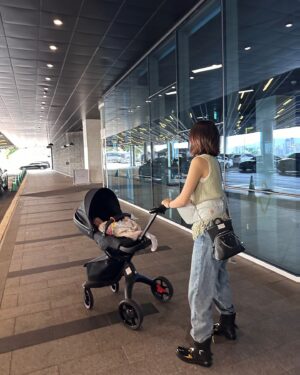 Song Joo-hee Instagram - 축복이 100일 기념으로 바깥으로 외출을 감행했는데 주차장에서부터 땀이 나는 건 왜죠? 앞으로 바깥 활동이 익숙해지다 보면 오늘보다는 수월하겠죠...? 축복이 첫 외출이라고 나도 깔끔하게 하고 나왔는데 셀카 찍을 여유는 없었다.🏃🏻‍♀️‍➡️💦 그래도 난 너를 사랑해 축복이-🤍 #용띠맘