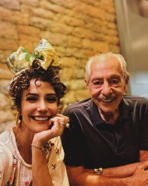 Songül Öden Instagram - Onu her gördüğümde “Beni mi daha çok seviyorsun Tülayı  mı ? ( @tulaygunal9 ) çabuk söyle “ diye takılırdım.. O Tülayı çok sevmesine rağmen her seferinde farklı cevap verirdi ve çok eğlenirdi aramızdaki bu oyundan…

Fakat bir konuya cevabı, tavrı, seçimi, adanmışlığı hep aynıydı.  MEMLEKET.. 

Canım Genco abim🤍 dümeni bozuk tutarsız dünyada aramızda olmadığını bilmek büyük bir kalp kırıklığı benim  için.. Memleketimizin başı sağolsun… #gencoerkal @gencoerkal