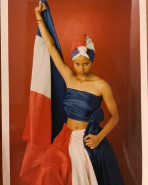 Sonia Rolland Instagram - Sonia Uwitonze Rolland, franco-rwandaise, fille de Jacques et Landrada Rolland, née au Rwanda. 

Sur cette photo, j’ai 16 ans et une envie certaine de montrer à mes détracteurs que j’étais aussi française qu’eux… 
✊🏽🇫🇷❤️

Le poing levé, vêtue du drapeau bleu/blanc/rouge et d’une coiffe africaine, l’air effronté semblable à celui de cette jeunesse décomplexée des années “Black/Blanc/Beurre” et fière de l’être, j’exprimais mon appartenance à une France de la classe populaire, multiculturelle, ambitieuse et qui rêvait grand.

N’en déplaise à certain.e.s, ce drapeau n’est pas chasse gardée de l’extrême droite. 

NOUS, enfants français de tous les horizons, métis.se.s, enfants et petit.e.s enfants d’immigré.e.s qui ont construit ce pays dignement par la sueur et le sang, on se doit d’être à la hauteur de cet héritage et prouver, aussi par les urnes, que nous en sommes les garant.e.s. 

Luttons pour préserver nos droits durement acquis, notre liberté, et ce, quelques soit notre culture, nos croyances ou notre orientation sexuel. 

Même si ces temps-ci, il semblerait que notre société ait développé un attrait plus assumé pour les clivages et le chaos, n’oublions pas cette majorité silencieuse, de citoyen.ne.s français.e.s, qui n’a pas encore dit son dernier mot… est-ce trop tard? 

J’y crois à ce sursaut universaliste! 

Vous me jugerez d’idéaliste, d’utopiste ou de naïve, soit… 
après tout, le destin m’a souri un soir de décembre 1999, en arborant une écharpe de Miss France aux couleurs d’une France, plurielle et fière de l’être! D’ailleurs cette année là le FN était au plus bas. Merci qui? Merci Les Bleus de 98! 🏆🇫🇷⚽️ (Si t’as pas la réf demande à tes parents). 

Alors, certes on ne parviendra peut-être jamais à éteindre la flamme de la haine, tant la confusion et les détresses sont présentes, mais il est certain qu’on peut en faire grandir une bien plus puissante et plus pérenne… celle de la RÉSILIENCE!

Aux urnes citoyen.ne.s! 

“Votez avec votre cœur, pas avec votre peur!” ❤️

📸 Saïd Ouama / Mâcon 1998

#Elections #Legislatives #France #Vote #DevoirCitoyen #photo