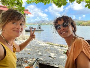 Sonia Rolland Instagram - Florilège de moments de vie de plateau 🎥☀️🌴

Sous la direction de @julienseri et de sa super team! Ça pulse 💥💥💥

📸 @fabien_sauvaitre @malekomatic 

@tropiquescriminelsofficiel 
#Tournage #Madinina #Martinique @federationstudios #France2 @france.tv