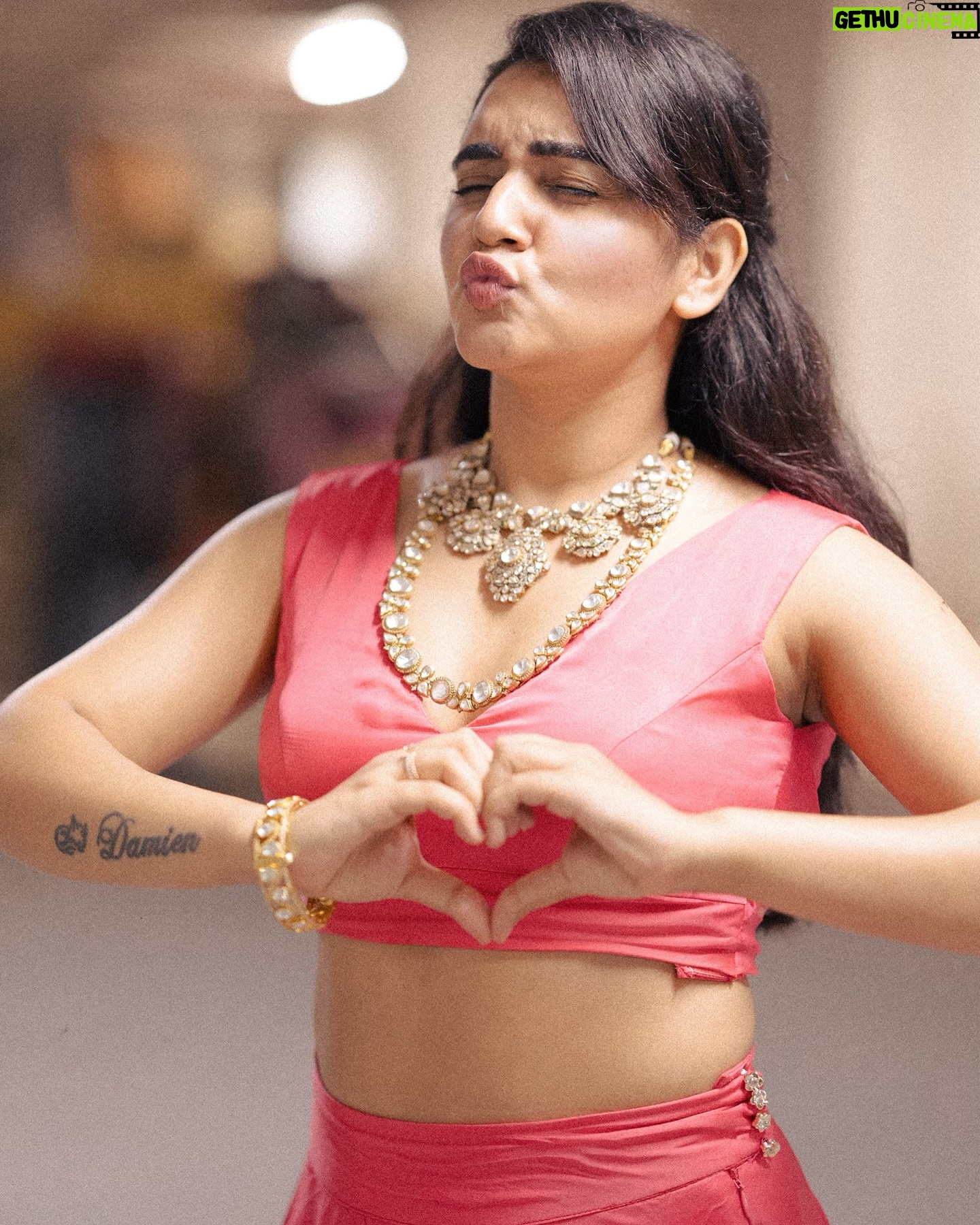 Sonia Singh - 77.3K Likes - 🌷🌷🌷
Jewellery: @goyazsilverjewellery♥️
👗 😘😘 @shilpacouture
P.C @_surya_teja_9 💝