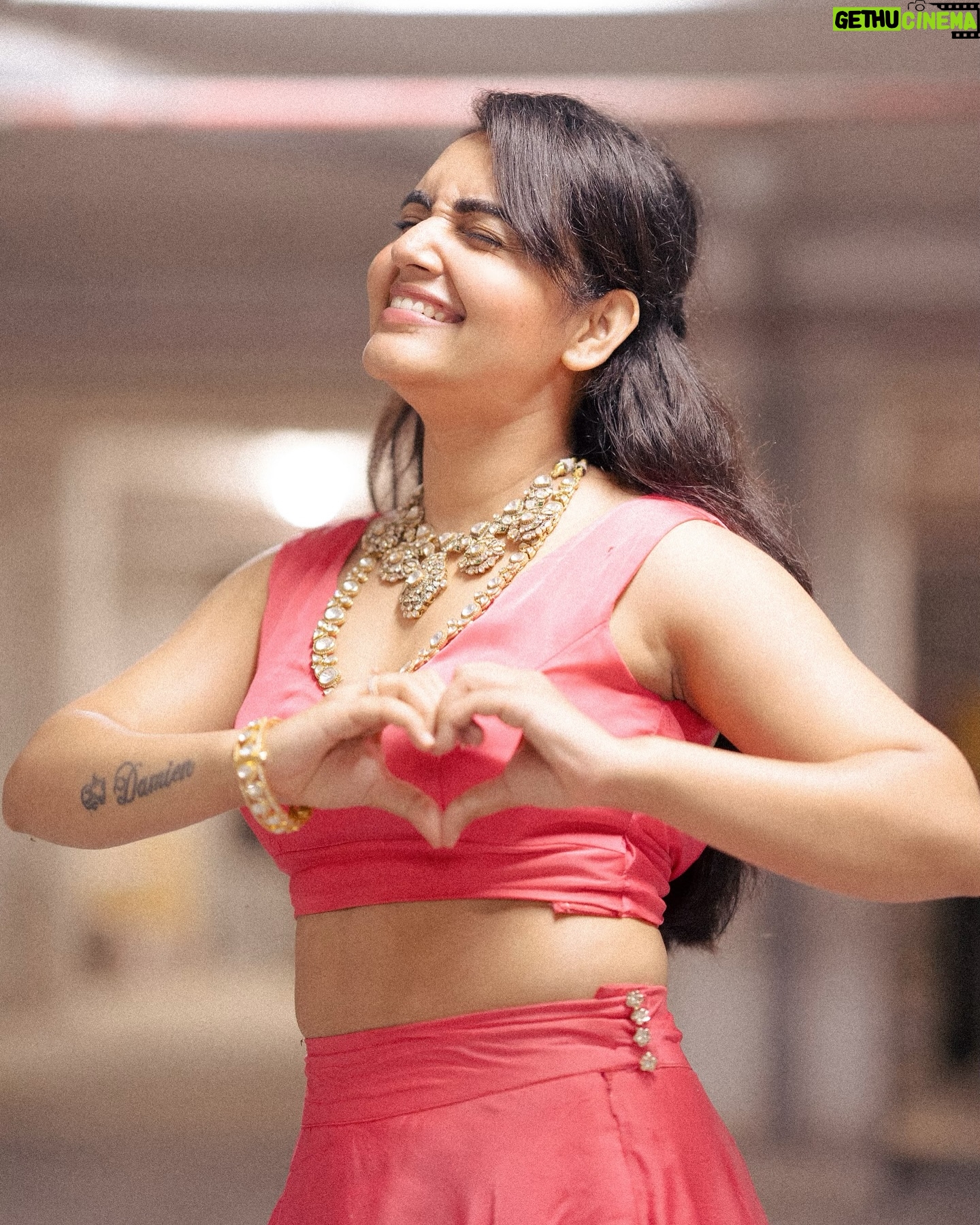 Sonia Singh - 77.3K Likes - 🌷🌷🌷
Jewellery: @goyazsilverjewellery♥️
👗 😘😘 @shilpacouture
P.C @_surya_teja_9 💝