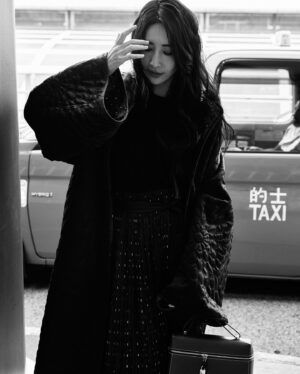 Sonia Sui Instagram - 早安。
來一點港風🤍

👗🥿👜all by  @loropiana 
#LoroPiana #LoroPianaFW24 @leo9chow 
Make up @backstagejimywu
Hair  @chuan518
Photo @hazel_chiu_
