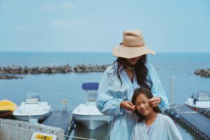 Sonia Sui Instagram - 再一次在夏天回到北海道，仍是無比的喜歡。
無論氣候、食物、人們。已去過各地許多club med的我們，
這是第一次到去年底才新開的Kiroro Grand 。
村長Merlin，她絕對是個令人崇拜的、對工作充滿熱情、凡事親力親為的領導者。從清晨到半夜，在任何地方都可以看到她真誠的試圖照顧每一個人，我覺得她就像Kiroro Grand裡的神仙教母，隨時準備揮一揮她的魔法棒，為旅客帶來一趟無與倫比的旅程🤍

#我在北海道的日子
#全職媽媽的時光
#Hokkaido
#clubmed #clubmedKirorogrand
#summertime #familytime
