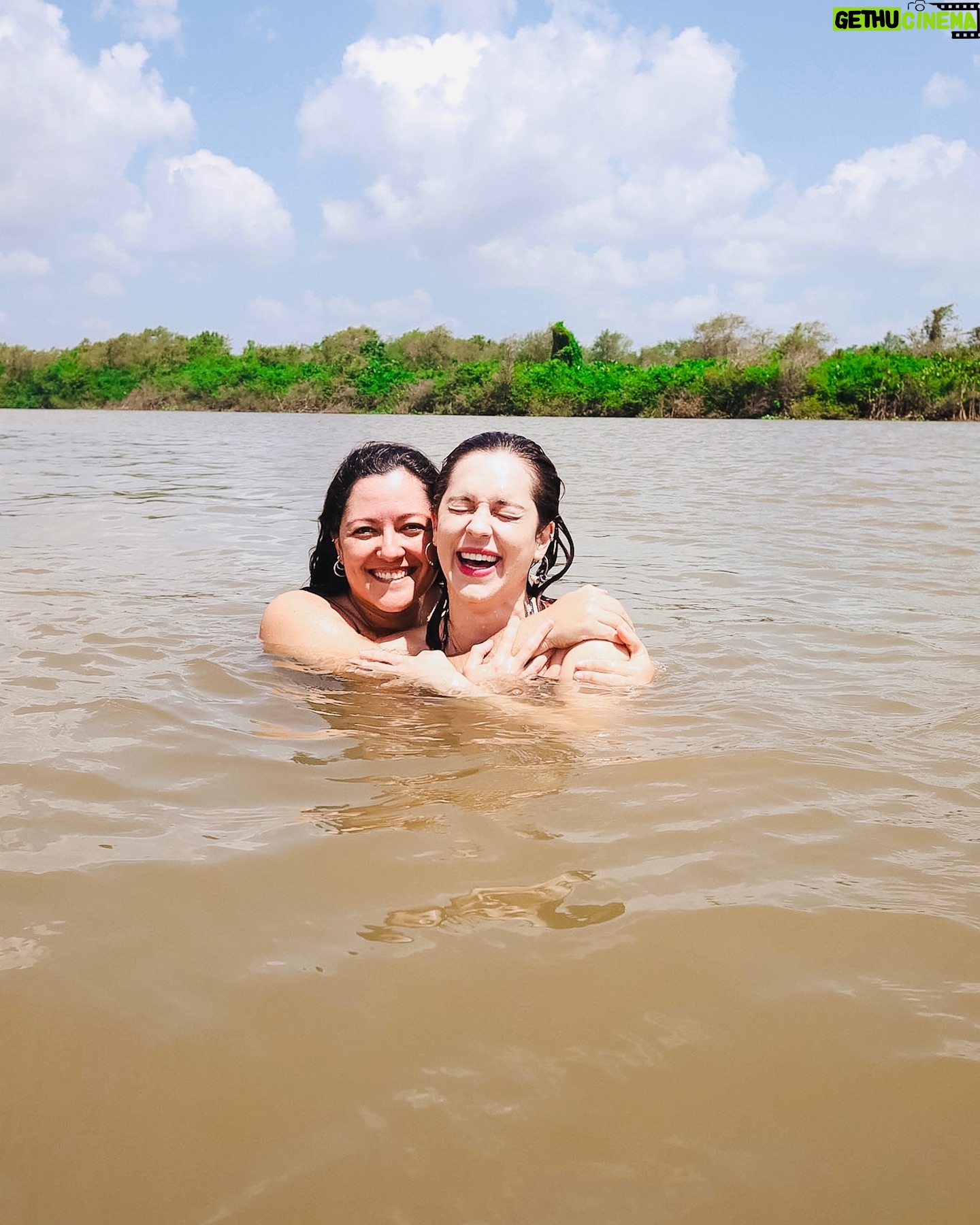 Sophia Abrahão - 3 Likes - não quero mais ir embora 🥲☀️❤️
que dia especial: passeio de barco pelo rio, mergulho pra renovar as energias, e pra fechar o dia com chave de ouro, pôr do sol com a revoada dos guarás (uma das coisas mais encantadoras que eu já vi na vida)! tô apaixonada por esse lugar :)