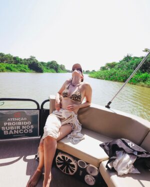 Sophia Abrahão Instagram - não quero mais ir embora 🥲☀️❤️ 
que dia especial: passeio de barco pelo rio, mergulho pra renovar as energias, e pra fechar o dia com chave de ouro, pôr do sol com a revoada dos guarás (uma das coisas mais encantadoras que eu já vi na vida)! tô apaixonada por esse lugar :)