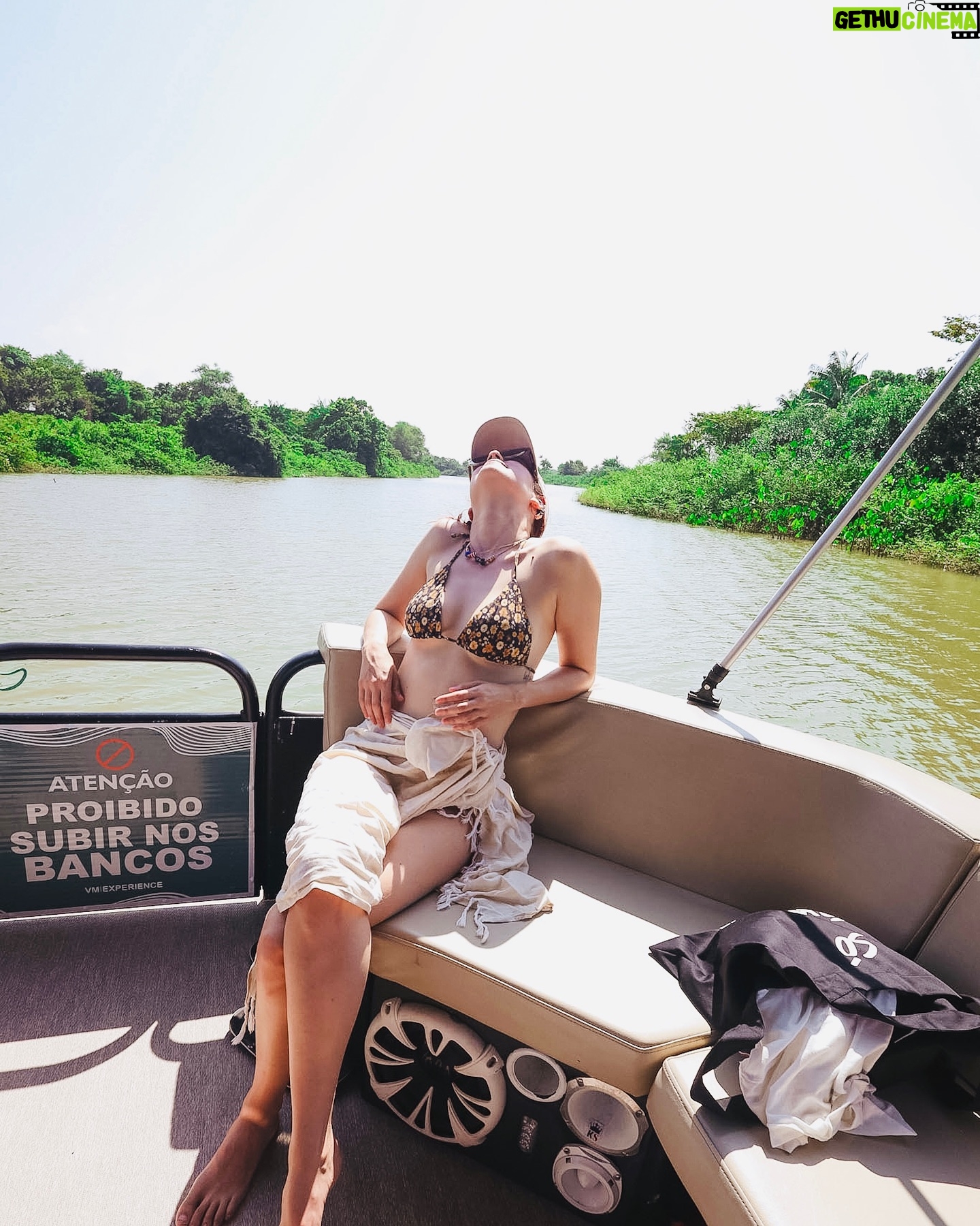 Sophia Abrahão - 3 Likes - não quero mais ir embora 🥲☀️❤️
que dia especial: passeio de barco pelo rio, mergulho pra renovar as energias, e pra fechar o dia com chave de ouro, pôr do sol com a revoada dos guarás (uma das coisas mais encantadoras que eu já vi na vida)! tô apaixonada por esse lugar :)
