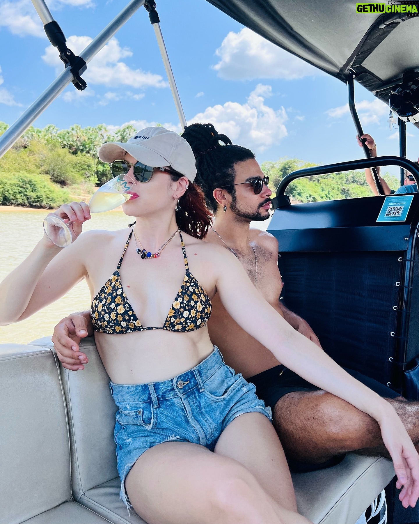 Sophia Abrahão - 3 Likes - não quero mais ir embora 🥲☀️❤️
que dia especial: passeio de barco pelo rio, mergulho pra renovar as energias, e pra fechar o dia com chave de ouro, pôr do sol com a revoada dos guarás (uma das coisas mais encantadoras que eu já vi na vida)! tô apaixonada por esse lugar :)