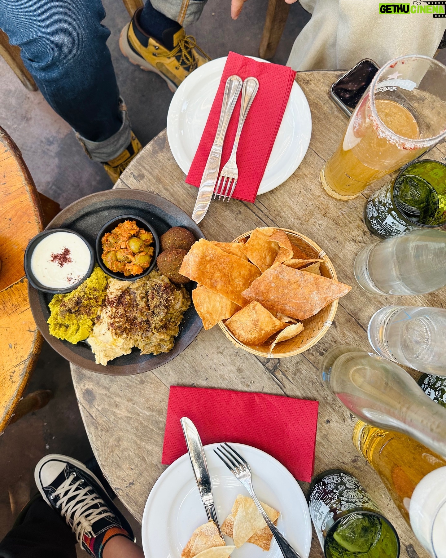 Sophia Abrahão - 3 Likes - dumpzinho de hoje na montanha 🏔️💗🇨🇱
com direito a um pôr do sol incrível, comida boa e look @bobags ✨ #ValleNevado #Chile
