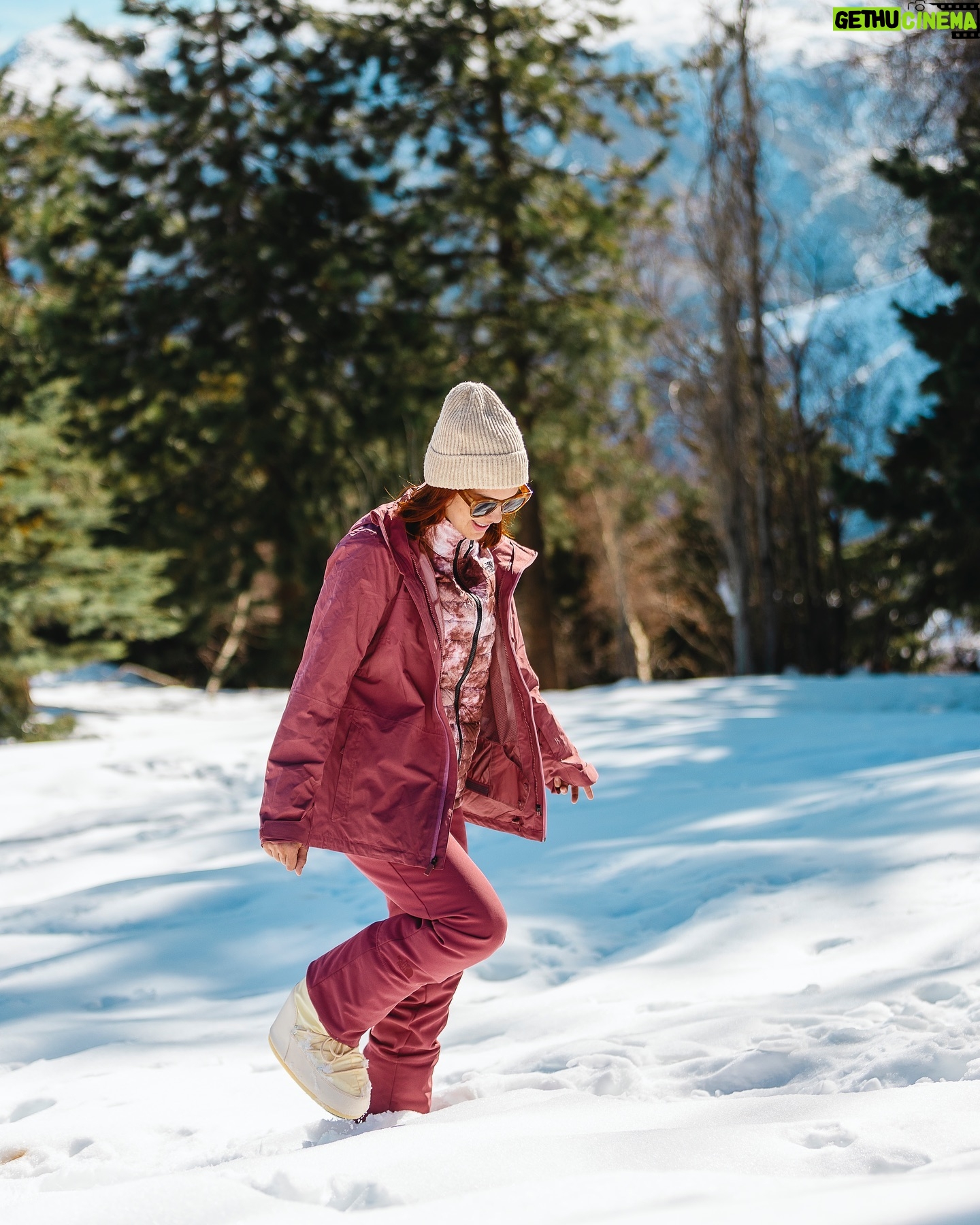 Sophia Abrahão - 3 Likes - dumpzinho de hoje na montanha 🏔️💗🇨🇱
com direito a um pôr do sol incrível, comida boa e look @bobags ✨ #ValleNevado #Chile