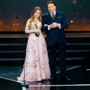 Sophia Valverde Instagram - Realmente uma das maiores perdas do Brasil: Senor Abravanel, mais conhecido entre todos os brasileiros como SILVIO SANTOS. 

Aqui vai meus sentimentos a toda família, amigos e a grande família SBT. 

Foi mais que uma honra poder ter te conhecido. 

Me lembro da primeira vez que gravei com ele, em 2014, no Teleton com as Chiquititas, eu estava tão feliz que não parava quieta no camarim e quando entrei no palco, estava com a trancinha toda caída e ele riu porque deve ter percebido a minha felicidade! 
Em 2015, eu estava no camarim e ele fez questão de passar lá para dar um oi e conversar com os participantes do jogo dos pontinhos. Depois disso ainda tivemos algumas gravações juntos no @pgsilviosantos e a finalização foi a honra de receber das mãos dele o troféu internet em 2022. Foi um dos dias mais felizes da minha vida ❤️🏆

Sempre querido com todos e muito respeitado e admirado por todos os funcionários do SBT. 

Sua vida estará marcada pra sempre na minha vida e na vida de todos os brasileiros! 

Obrigada por tudo Sr. Silvio Santos! Nunca me esquecerei do senhor.

#diatriste #silviosantos
