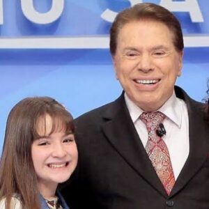 Sophia Valverde Instagram - Realmente uma das maiores perdas do Brasil: Senor Abravanel, mais conhecido entre todos os brasileiros como SILVIO SANTOS. 

Aqui vai meus sentimentos a toda família, amigos e a grande família SBT. 

Foi mais que uma honra poder ter te conhecido. 

Me lembro da primeira vez que gravei com ele, em 2014, no Teleton com as Chiquititas, eu estava tão feliz que não parava quieta no camarim e quando entrei no palco, estava com a trancinha toda caída e ele riu porque deve ter percebido a minha felicidade! 
Em 2015, eu estava no camarim e ele fez questão de passar lá para dar um oi e conversar com os participantes do jogo dos pontinhos. Depois disso ainda tivemos algumas gravações juntos no @pgsilviosantos e a finalização foi a honra de receber das mãos dele o troféu internet em 2022. Foi um dos dias mais felizes da minha vida ❤️🏆

Sempre querido com todos e muito respeitado e admirado por todos os funcionários do SBT. 

Sua vida estará marcada pra sempre na minha vida e na vida de todos os brasileiros! 

Obrigada por tudo Sr. Silvio Santos! Nunca me esquecerei do senhor.

#diatriste #silviosantos