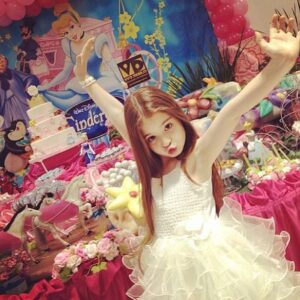 Sophia Valverde Instagram - Há 11 anos na minha festa de 8 anos 💙 

Quem aí é dessa época e que já me acompanhava? 

É gente… a vida passa rápido! Então vamos aproveitar da melhor forma possível! De forma saudável, com muito amor e respeito! 

Em breve…19 anos! Só gratidão!

Obrigada Deus por TUDO 🙌🏻❤️🥰

#amo #happybirthday #aniversario #tachegando #obrigadaDeusporTUDO #gratidão #grateful #hapiness
