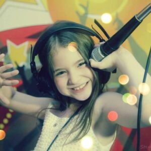 Sophia Valverde Instagram - Há 11 anos na minha festa de 8 anos 💙 

Quem aí é dessa época e que já me acompanhava? 

É gente… a vida passa rápido! Então vamos aproveitar da melhor forma possível! De forma saudável, com muito amor e respeito! 

Em breve…19 anos! Só gratidão!

Obrigada Deus por TUDO 🙌🏻❤️🥰

#amo #happybirthday #aniversario #tachegando #obrigadaDeusporTUDO #gratidão #grateful #hapiness