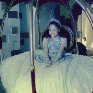 Sophia Valverde Instagram - Há 11 anos na minha festa de 8 anos 💙 

Quem aí é dessa época e que já me acompanhava? 

É gente… a vida passa rápido! Então vamos aproveitar da melhor forma possível! De forma saudável, com muito amor e respeito! 

Em breve…19 anos! Só gratidão!

Obrigada Deus por TUDO 🙌🏻❤️🥰

#amo #happybirthday #aniversario #tachegando #obrigadaDeusporTUDO #gratidão #grateful #hapiness