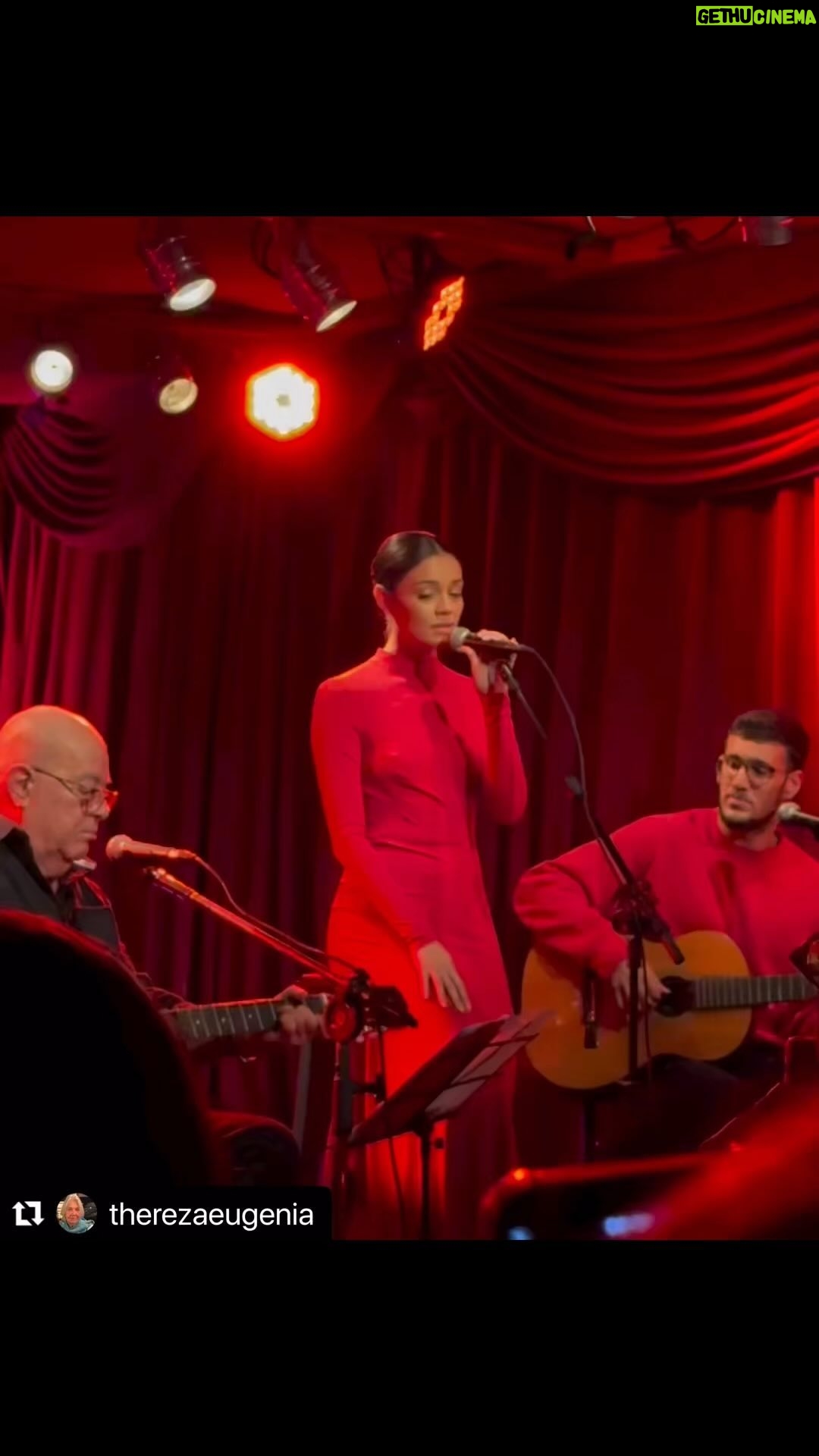 Sophie Charlotte - 54K Likes - O show: Depois Enfim de @cezarmendes no @clubemanouche foi muito emocionante! Que emoção poder fazer parte dessa noite com @tomlveloso , e @mosquitomqt , Tomas Improta . E @tnalia e @marisamonte subiram no palco também , abraçaram com música o mestre Cezinha para assinar a noite com muito amor ! Porque @cezarmendes é um mestre ! Grande músico e um amigo extraordinário! Foi o máximo !
