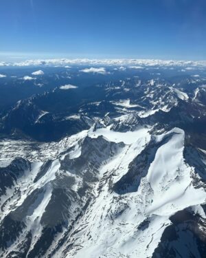 Sophie Grégoire Instagram - Hey! Nothing like flying in clear blue skies over the Canadian Rockies!
I was on the road this week for speaking engagements and presenting my book Closer Together in fantastic Vancouver and Calgary. The beavers were also hard at work in a park in the middle of the city! Swipe until the end!