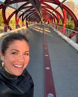 Sophie Grégoire Instagram - Hey! Nothing like flying in clear blue skies over the Canadian Rockies!
I was on the road this week for speaking engagements and presenting my book Closer Together in fantastic Vancouver and Calgary. The beavers were also hard at work in a park in the middle of the city! Swipe until the end!