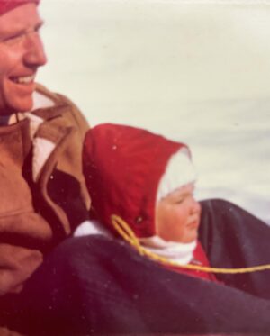 Sophie Grégoire Instagram - Hey beautiful souls….I haven’t posted in a while…I needed to begin my grieving journey away from the outside noise and into the deepest beat of my own heart. My dad, Jean, passed away on August 7th at 81 years old. I held his hand, whispered in his ear how much I loved him and that he deserved his long sleep. In some strange way, as a close friend of mine who lost a parent tenderly explained, I do feel closer to him than I ever have. He gave enough love, courage and a wicked sense of humour to navigate through this pain and I’ll always hear the echoes of his voice saying: “Go Soph, you can do it !” 
I love you and I’ll always feel your hand holding mine, your daughter, Sophie 

Cela fait un petit bout de temps que je ne vous ai pas donné de nouvelles….J’avais besoin du temps, loin du bruit, pour emprunter mon chemin de deuil. Mon papa, Jean, est décédé le 7 août dernier à l’âge de 81 ans. Je lui ai chuchoté à l’oreille à quel point je l’aimais. Comme un ami proche qui a perdu son parent me l’a tendrement expliqué, j’avoue que je me sens bizarrement plus proche de lui que jamais. Il m’a donné assez d’amour, de courage et un sens de l’humour aiguisé pour que je sache naviguer ma douleur. J’entendrai toujours les échos de ta voix: “Go Soph, t’es capable!” Je t’aime à l’infini papa. Je tiens ta main. Ta fille, Sophie