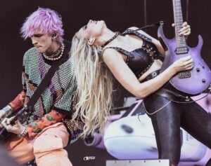 Sophie Lloyd Instagram - So excited to be back in the US with @machinegunkelly for a few shows this week 🤘🏼

#mgk #wyoming #northdakota #statefair #frontierdays #machinegunkelly #rockmusic #livemusic